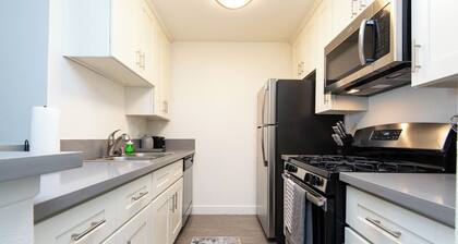 Snazzy 2bed Apt w/Rooftop pool & Hollywood Sign Views