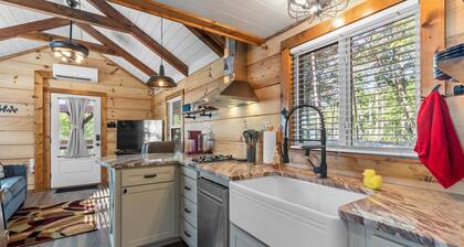 The Crow's Nest: huge balcony, fire pit, pets welcome, fireplace, stunning view!