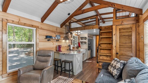 The Crow's Nest: huge balcony, fire pit, pets welcome, fireplace, stunning view!