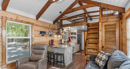 The Crow's Nest: huge balcony, fire pit, pets welcome, fireplace, stunning view!