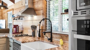 Refrigerador, microondas, horno, placa de cocina