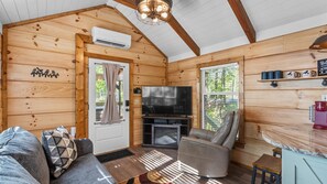 Una Smart TV, una chimenea