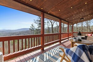 Outdoor dining - ⭐️ Spring in Blue Ridge! Stunning views-Hot tub-Arcade fun-Fire pit (Blue Ridge)