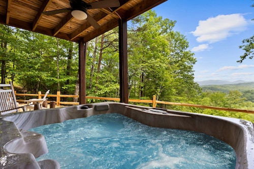 ⭐️ Fall Y’all in Blue Ridge! Stunning views-Hot tub-Arcade fun-Fire pit