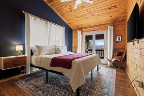 3 habitaciones, escritorio y tabla de planchar con plancha 