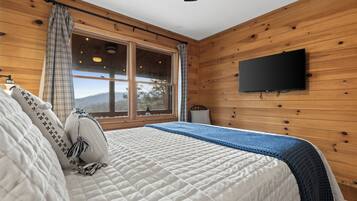 3 bedrooms, desk, iron/ironing board, travel crib