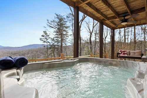 ⭐️ Cozy Winter Retreat in Blue Ridge! Stunning views-Hot tub-Arcade fun-Fire pit