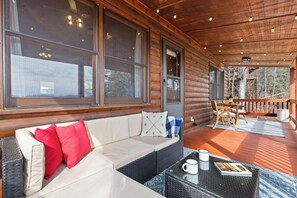 Outdoor dining - ⭐️ Spring in Blue Ridge! Stunning views-Hot tub-Arcade fun-Fire pit (Blue Ridge)