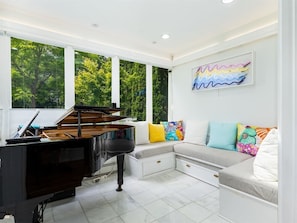 Interior - 1/2 mile to NU, 5min walk to Lake, Swim Spa Pool (Evanston)