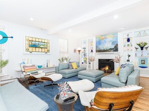 Smart-tv, een muziekbibliotheek, een stereo en een kantoor