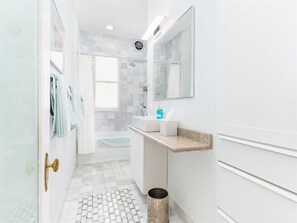 Suihku, hiustenkuivaaja, pyyhkeet