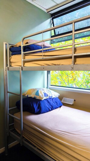 Free WiFi, bed sheets - Silverfern Backpackers (Auckland)