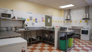 Shared fridge, microwave, oven, stovetop - Silverfern Backpackers (Auckland)