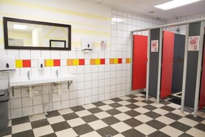 Shower, soap, toilet paper - Silverfern Backpackers (Auckland)