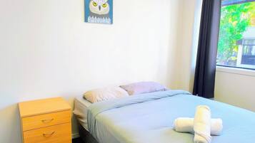 Habitación básica doble, baño compartido | Wifi gratis y ropa de cama