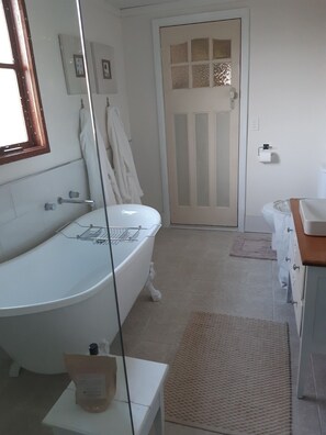 Milieuvriendelijke toiletartikelen, een haardroger, handdoeken, zeep