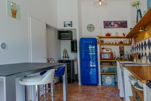 Microwave, oven, dishwasher, coffee/tea maker