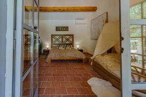 2 bedrooms, iron/ironing board, internet