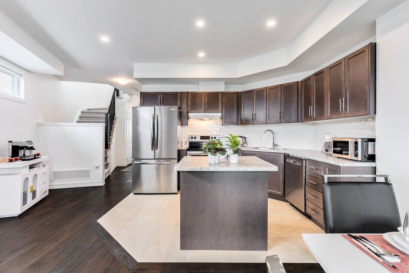 Kühlschrank, Mikrowelle, Herdplatte, Wasserkocher mit Kaffee-/Teezubehör