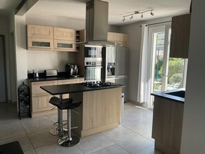 Mikrowelle, Ofen, Geschirrspüler, Wasserkocher mit Kaffee-/Teezubehör