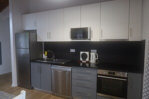 Mikrobølgeovn, ovn, kokeplater og oppvaskmaskin