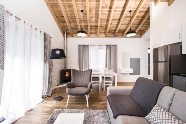 Smart TV, fireplace