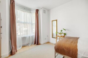 3 bedrooms, iron/ironing board, bed sheets - Beautiful 3 Bedroom House in North London (London)
