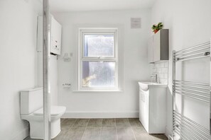 Sèche-cheveux, serviettes fournies, savon, papier toilette