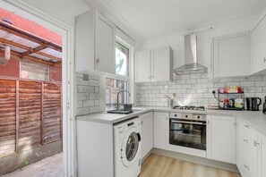 Private kitchen - Beautiful 3 Bedroom House in North London (London)