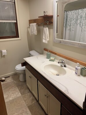 SĂšche-cheveux, serviettes fournies, savon, papier toilette
