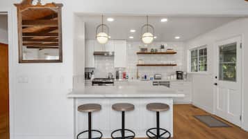 Geladeira, micro-ondas, fogão, cooktop