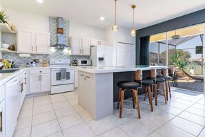 Køleskab, mikrobølgeovn, ovn, kogeplade