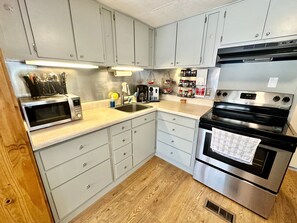 Réfrigérateur, four à micro-ondes, un four, surface de cuisson