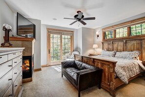 6 bedrooms, desk, iron/ironing board, travel cot