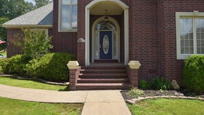 Exterior - Spacious 4 Bed Island House on Lake Hamilton with Boat Slip (Hot Springs)