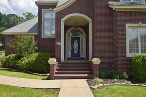 Exterior - Spacious 4 Bed Island House on Lake Hamilton with Boat Slip (Hot Springs)