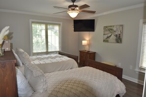 4 bedrooms, iron/ironing board, WiFi, bed sheets - Spacious 4 Bed Island House on Lake Hamilton with Boat Slip (Hot Springs)