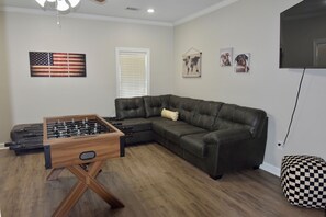 Téléviseur, table de baby-foot, livres