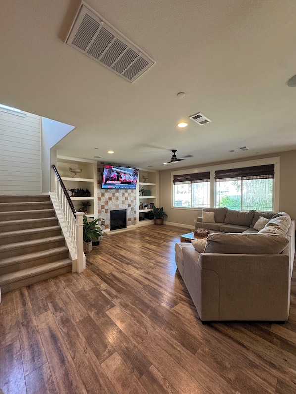 Smart TV, fireplace