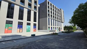 Ein modernes Gebäude mit mehreren Stockwerken und großen Fenstern.