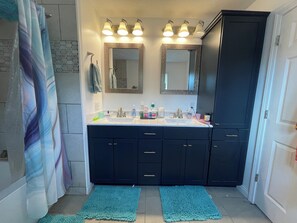 Pyyhkeet, saippua, vessapaperi