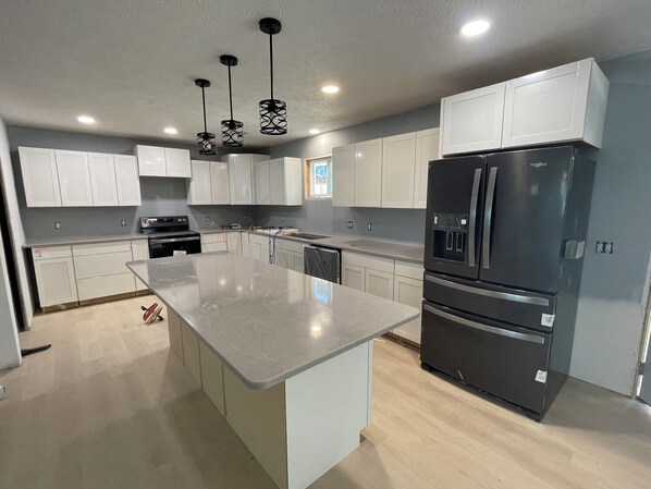 Mikrowelle, Ofen, Herdplatte, Geschirrspüler