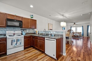 Mikrobølgeovn, ovn, kokeplater og oppvaskmaskin