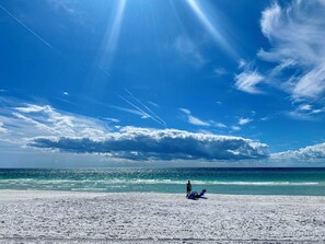 Ligstoelen aan het strand