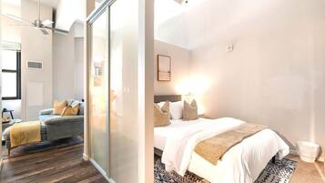 2 habitaciones, escritorio, tabla de planchar con plancha y wifi