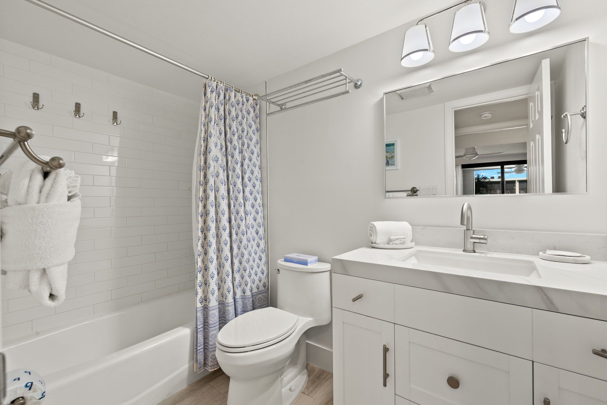 Un baño moderno con bañera, inodoro y lavamanos.