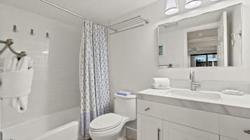 Un baño moderno con bañera, inodoro y lavamanos.
