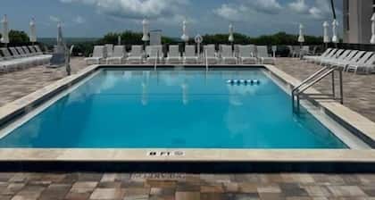 Beautiful Sundial Condo steps to beach and great value!
