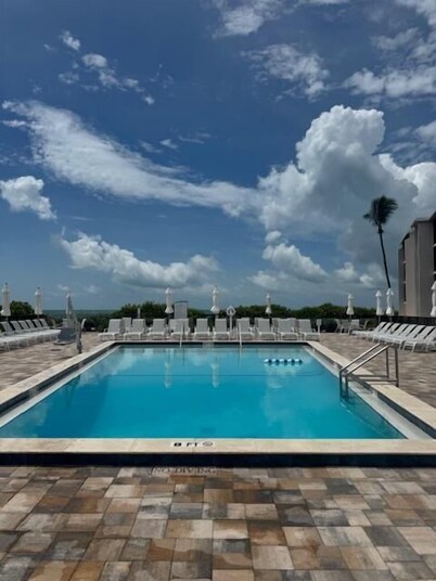 Beautiful Sundial Condo steps to beach and great value!