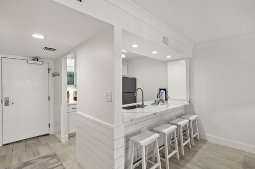 Beautiful Sundial Condo steps to beach and great value!